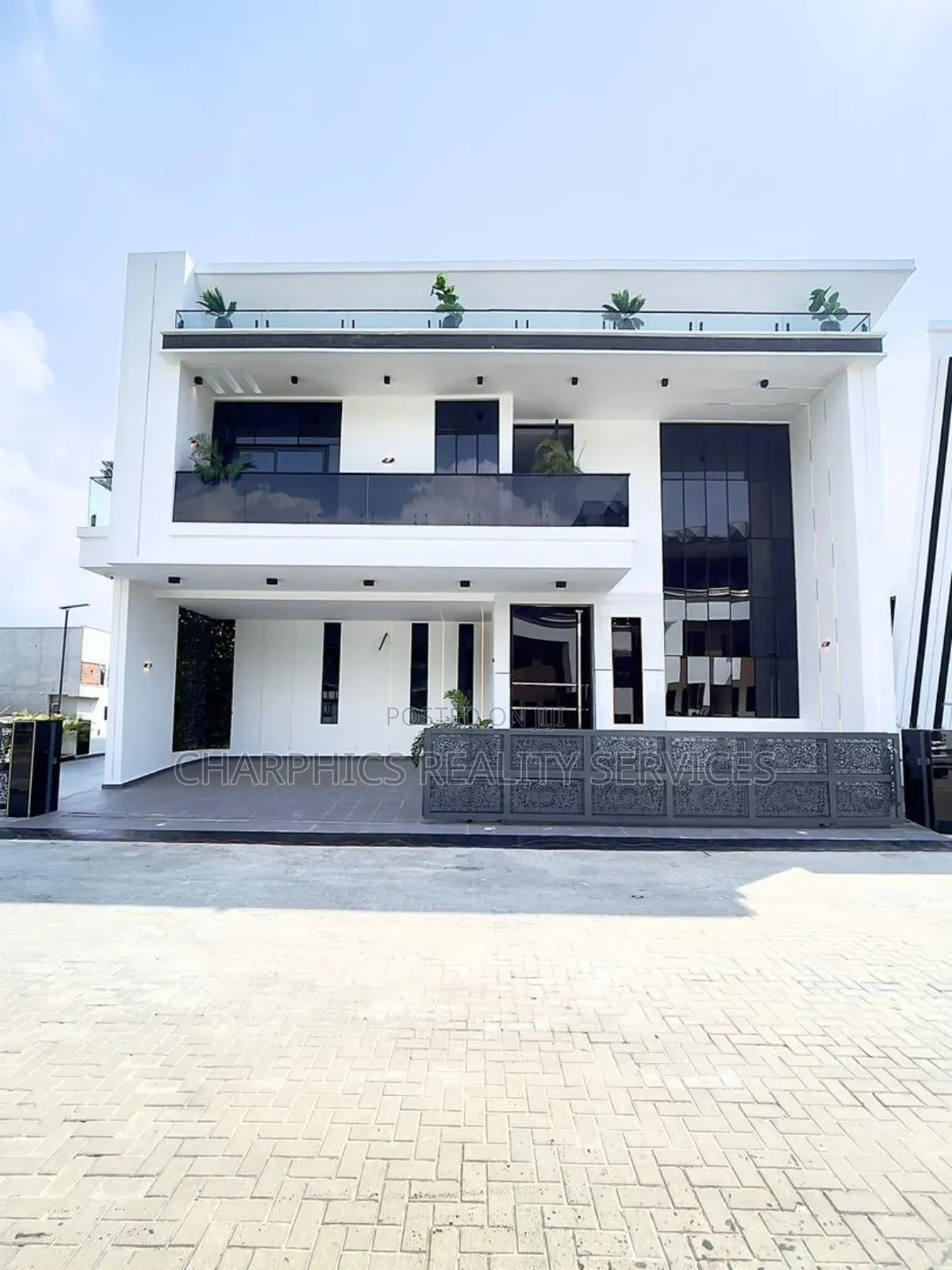 5bdrm Duplex in Chevron for sale
