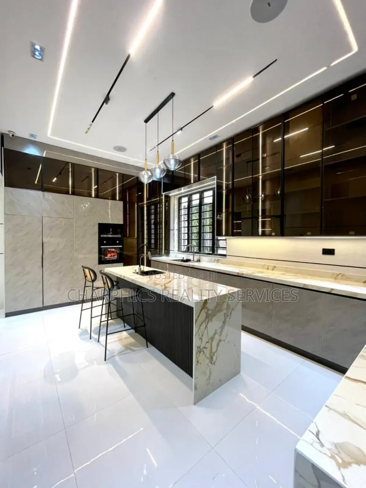 5bdrm Duplex in Chevron for sale