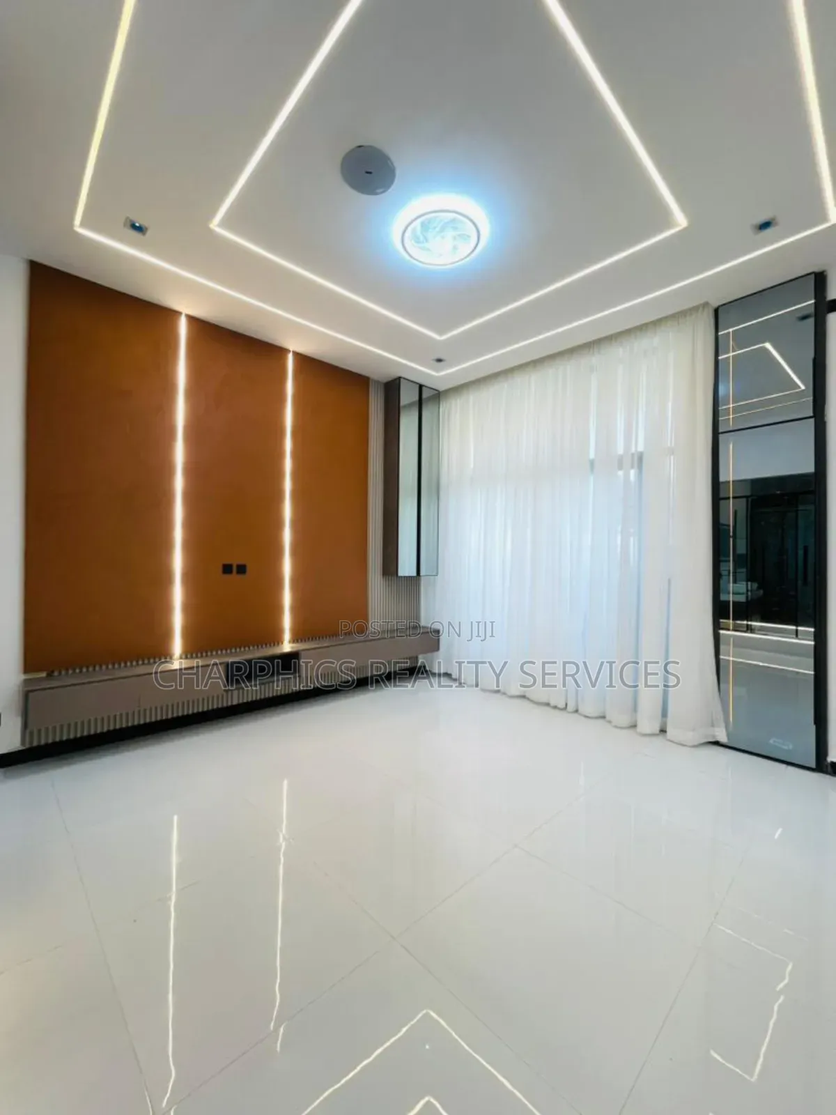 5bdrm Duplex in Chevron for sale