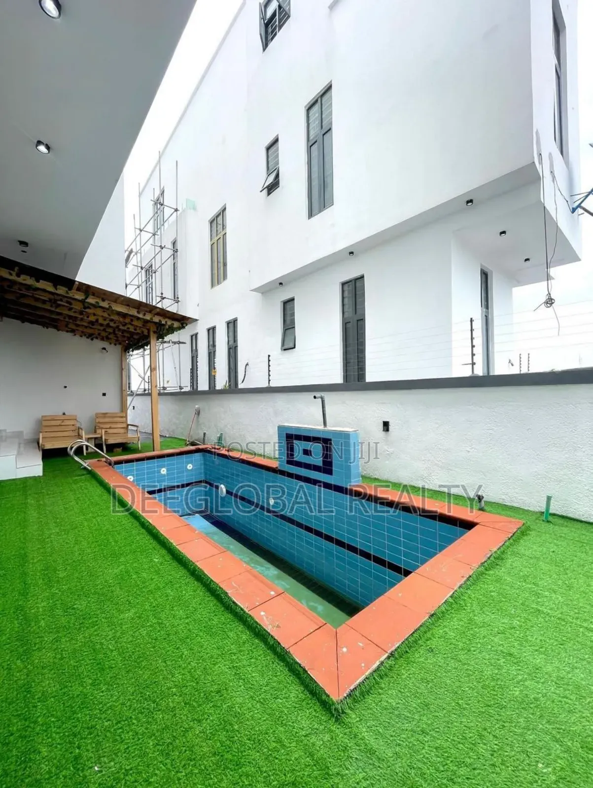 5bdrm Duplex in Chevron for sale