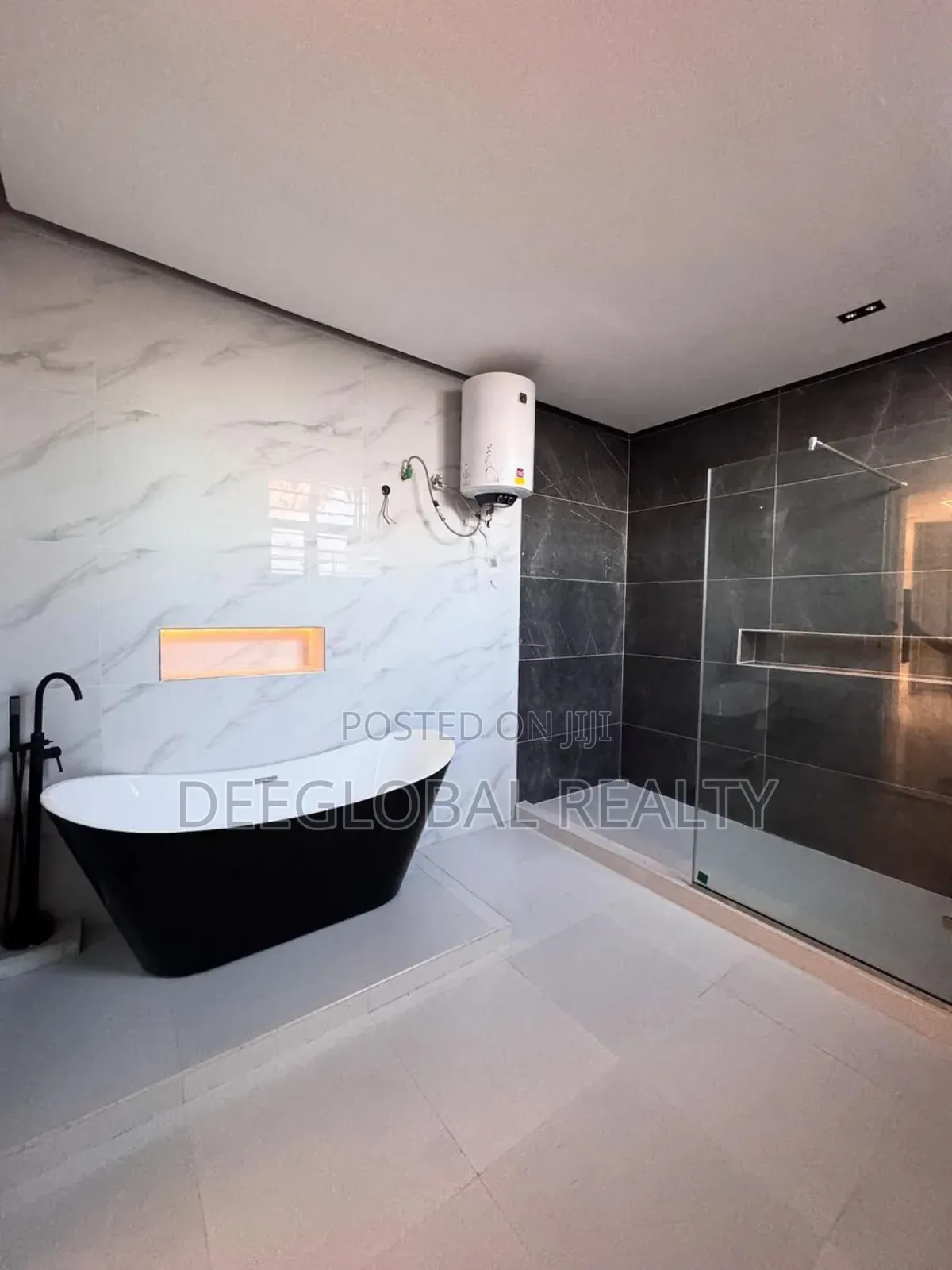 5bdrm Duplex in Chevron for sale