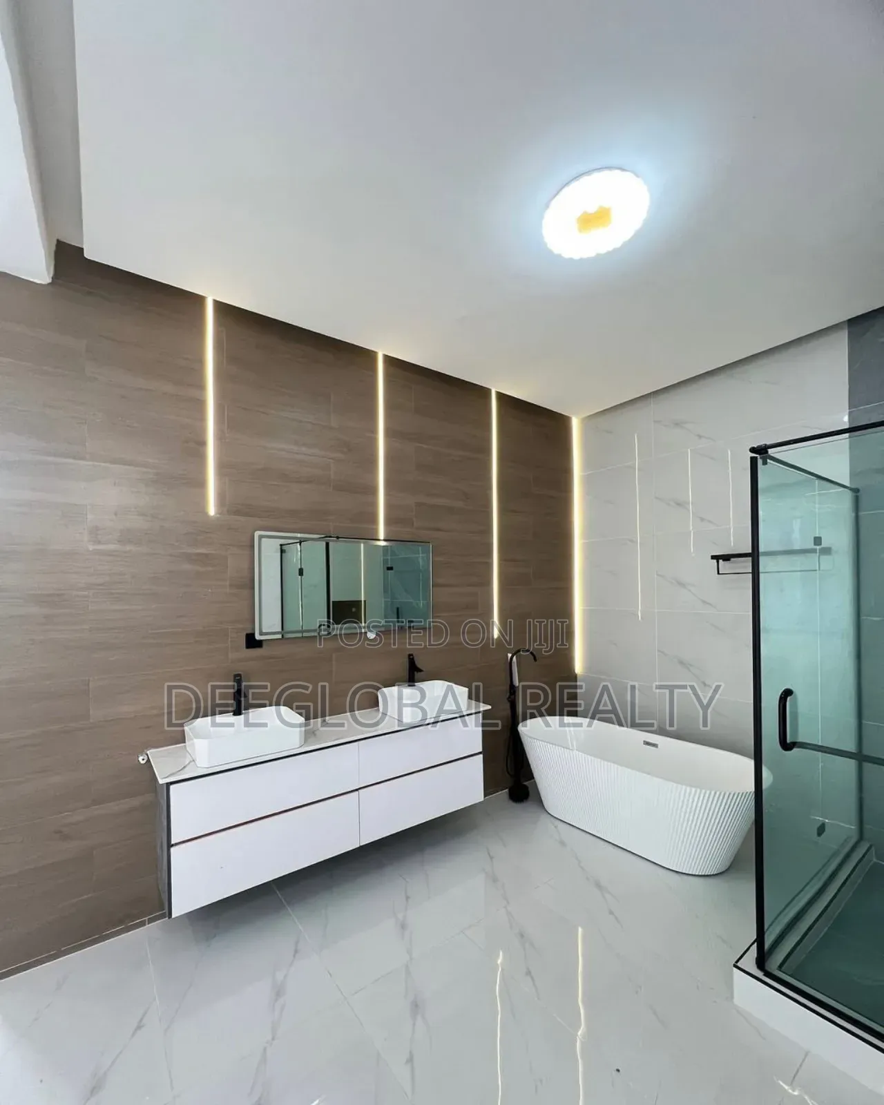 5bdrm Duplex in Chevron for sale