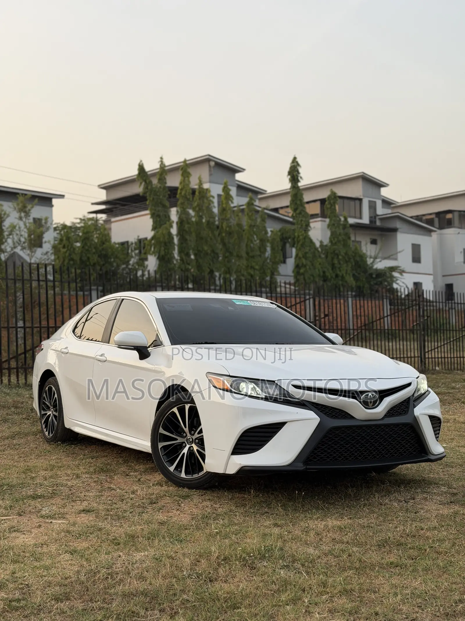 Toyota Camry SE FWD (2.5L 4cyl 8AM) 2018 White