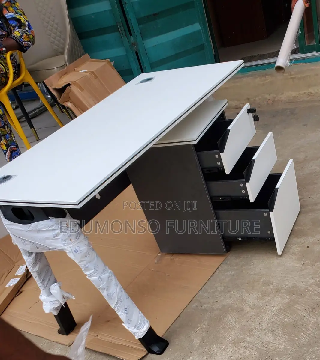 4 Feet Table With Single Pedestal