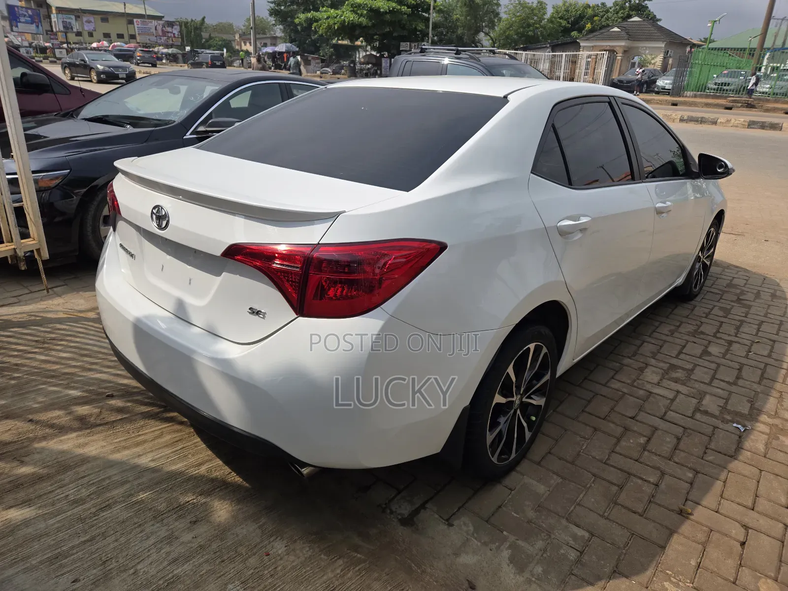 Toyota Corolla SE 4dr Sedan (1.8L 4cyl CVT) 2017 White