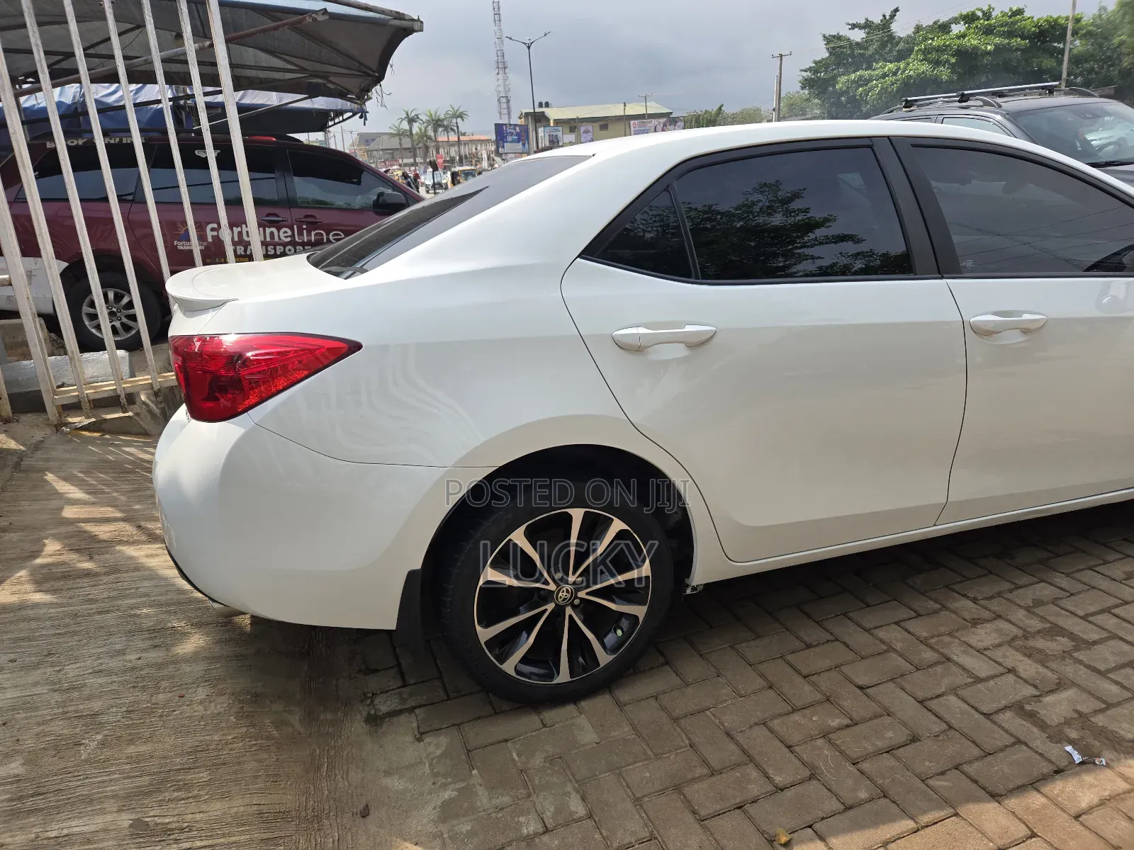 Toyota Corolla SE 4dr Sedan (1.8L 4cyl CVT) 2017 White