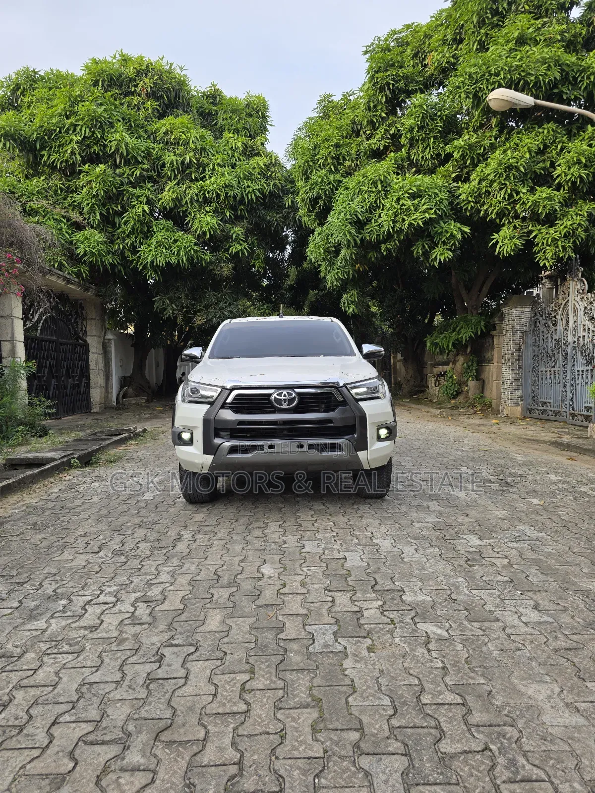 Toyota Hilux 2023 White
