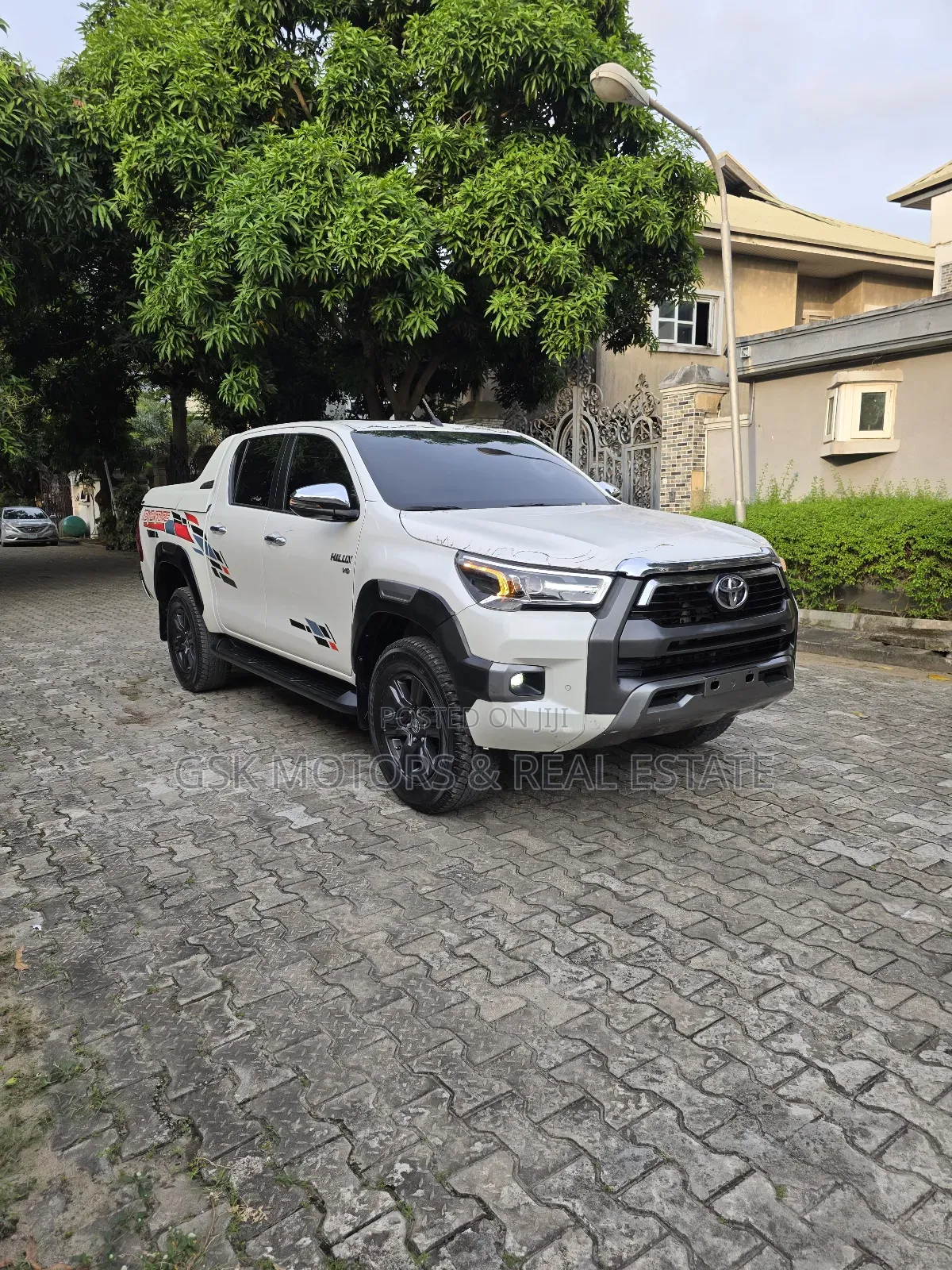 Toyota Hilux 2023 White