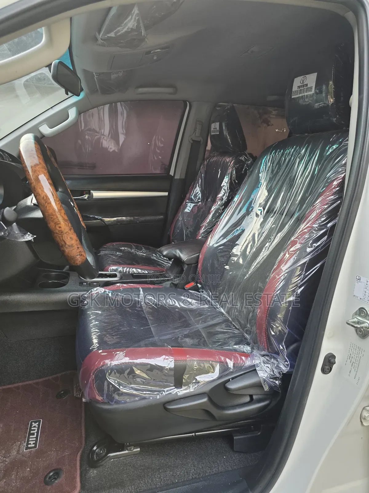Toyota Hilux 2023 White