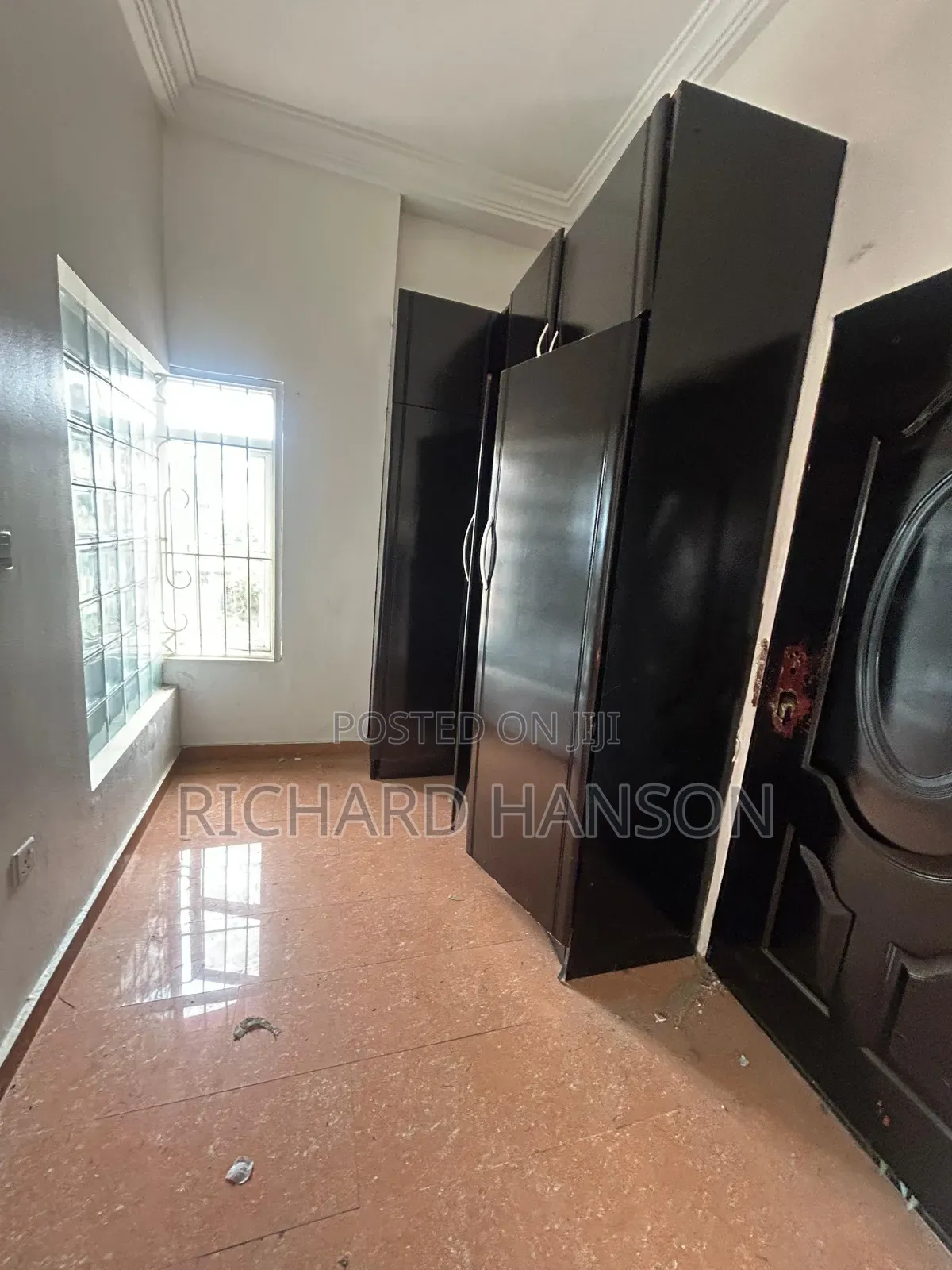 Commercial Building on 1050sqm in V.I for N6.5b