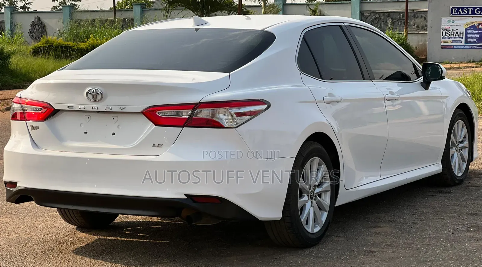 Toyota Camry LE (2.5L 4cyl 8A) 2019 White