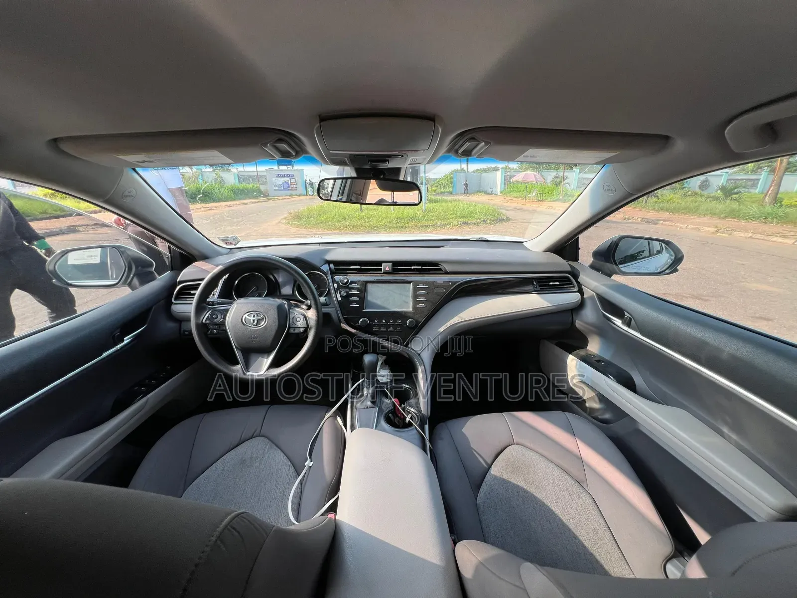 Toyota Camry LE (2.5L 4cyl 8A) 2019 White