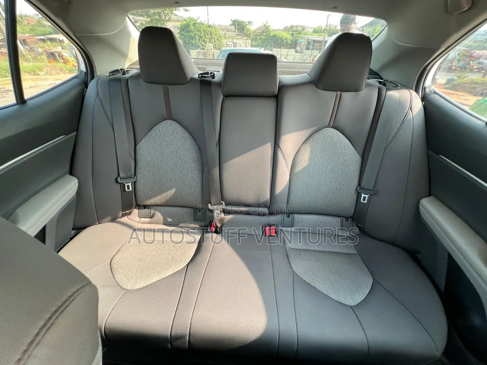 Toyota Camry LE (2.5L 4cyl 8A) 2019 White