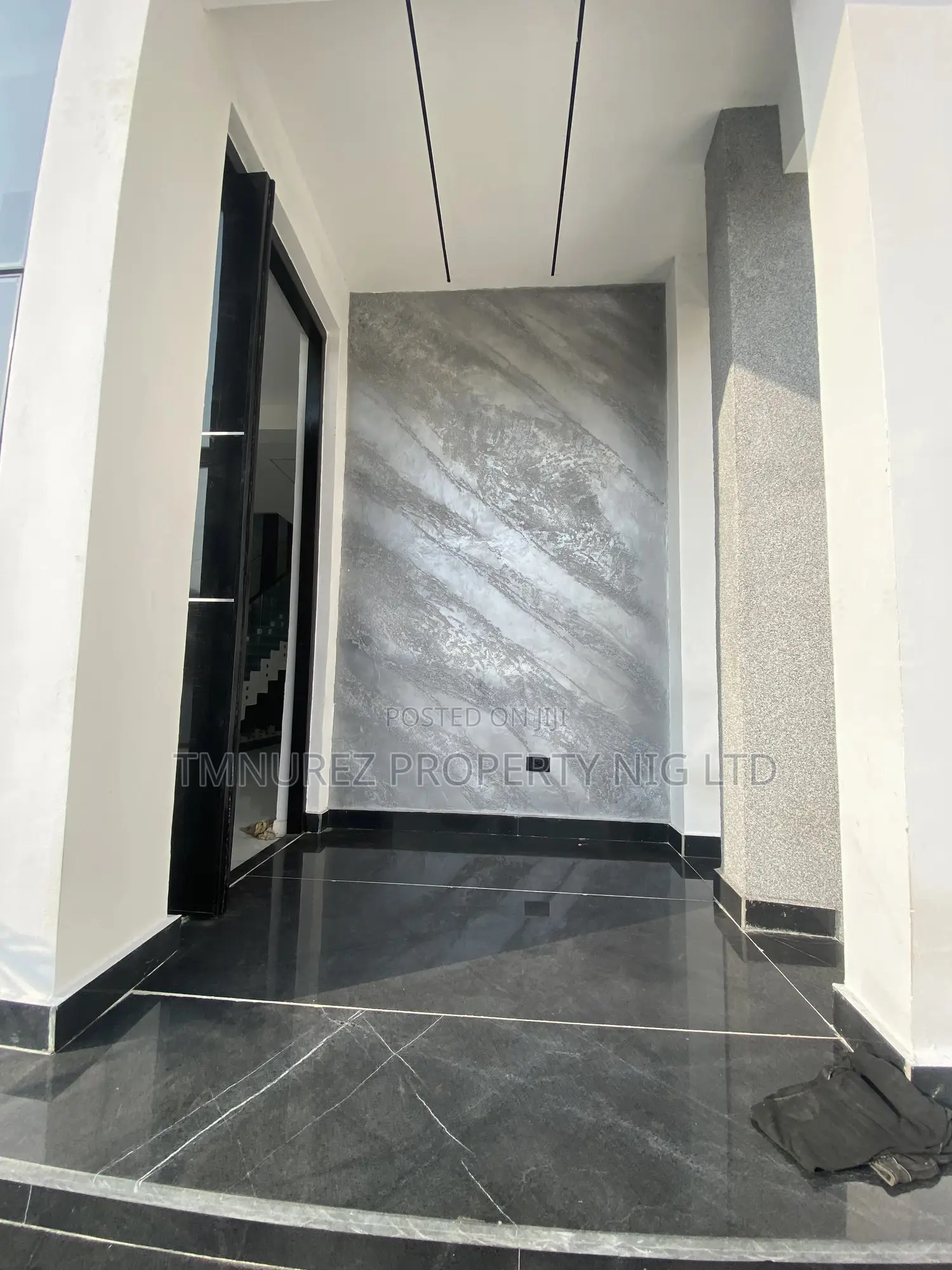 5bdrm Duplex in Chevron for sale