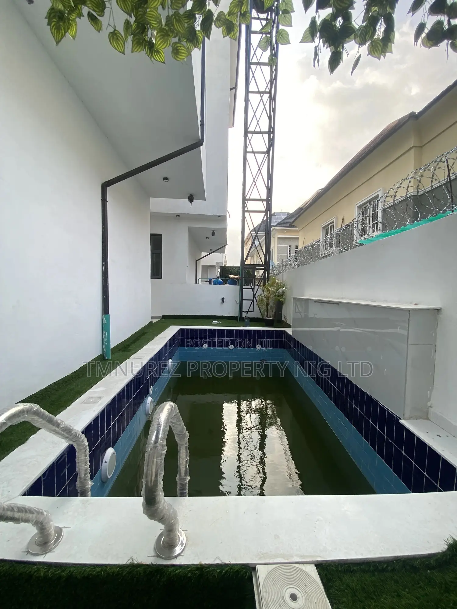 5bdrm Duplex in Chevron for sale