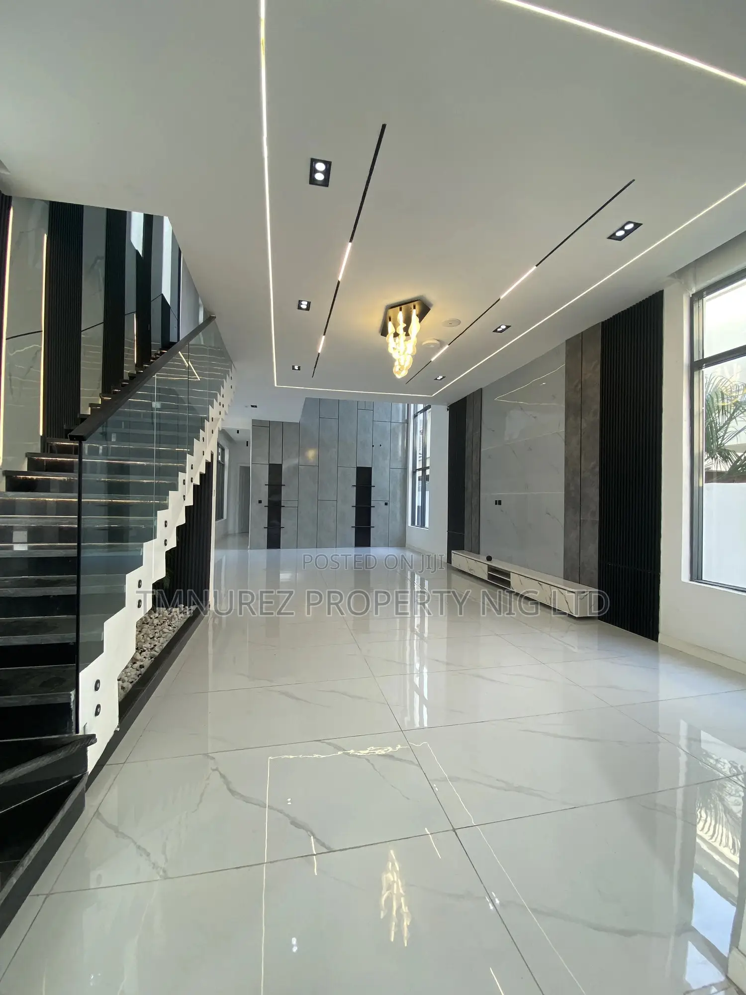 5bdrm Duplex in Chevron for sale