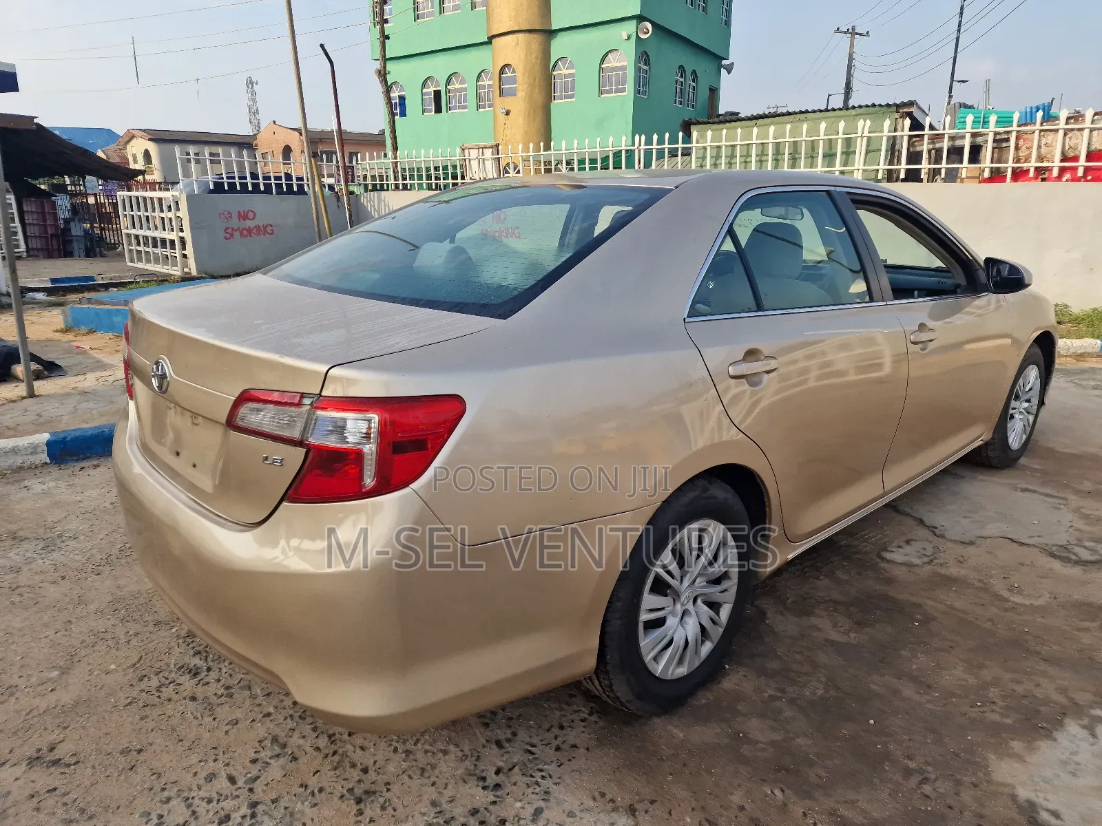 Toyota Camry LE 4dr Sedan (2.5L 4cyl 6A) 2013 Gold