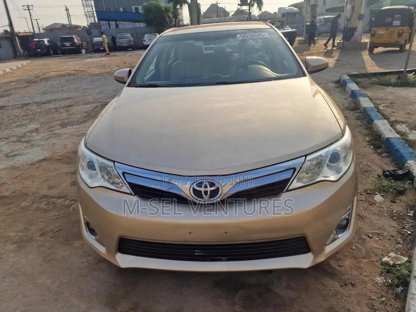 Toyota Camry LE 4dr Sedan (2.5L 4cyl 6A) 2013 Gold