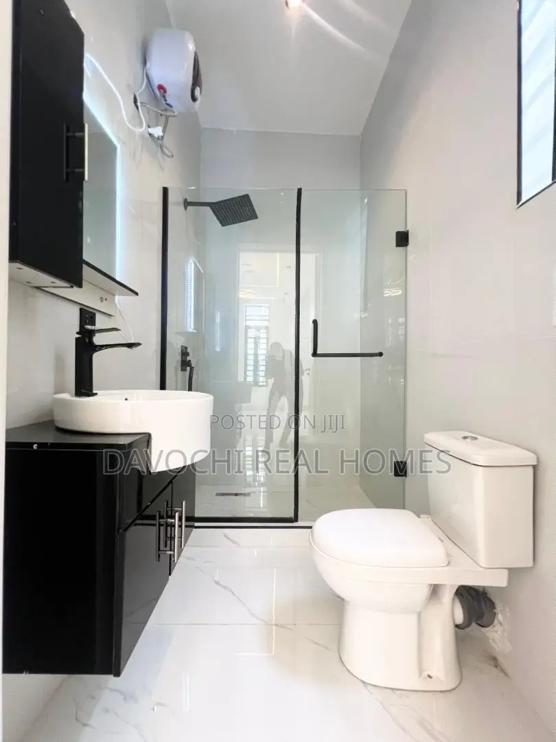5bdrm Duplex in Chevron Drive for sale