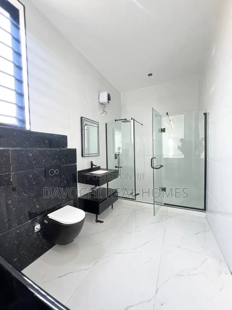 5bdrm Duplex in Chevron Drive for sale
