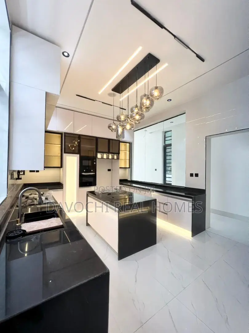 5bdrm Duplex in Chevron Drive for sale