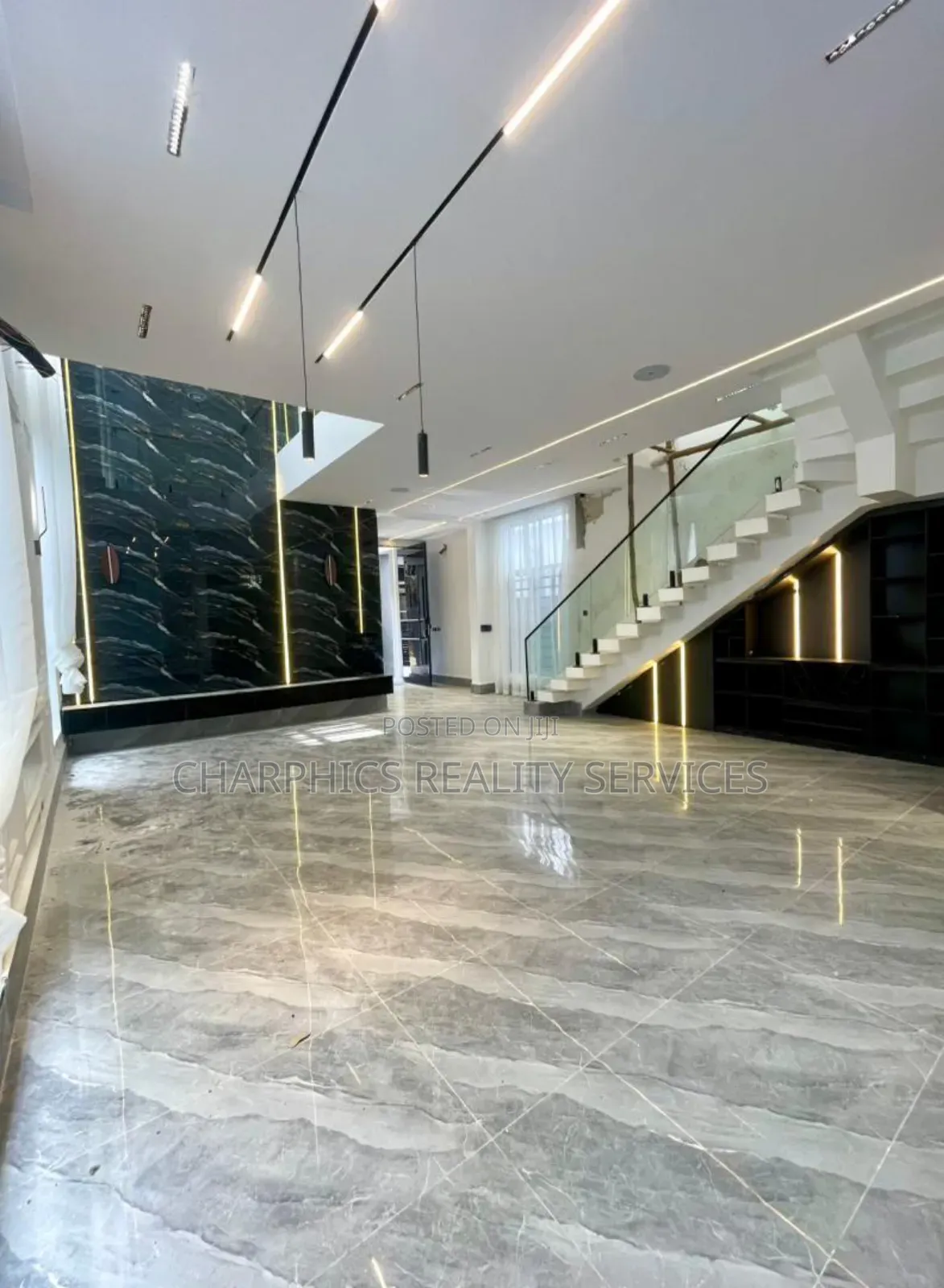 5bdrm Duplex in Chevron for sale