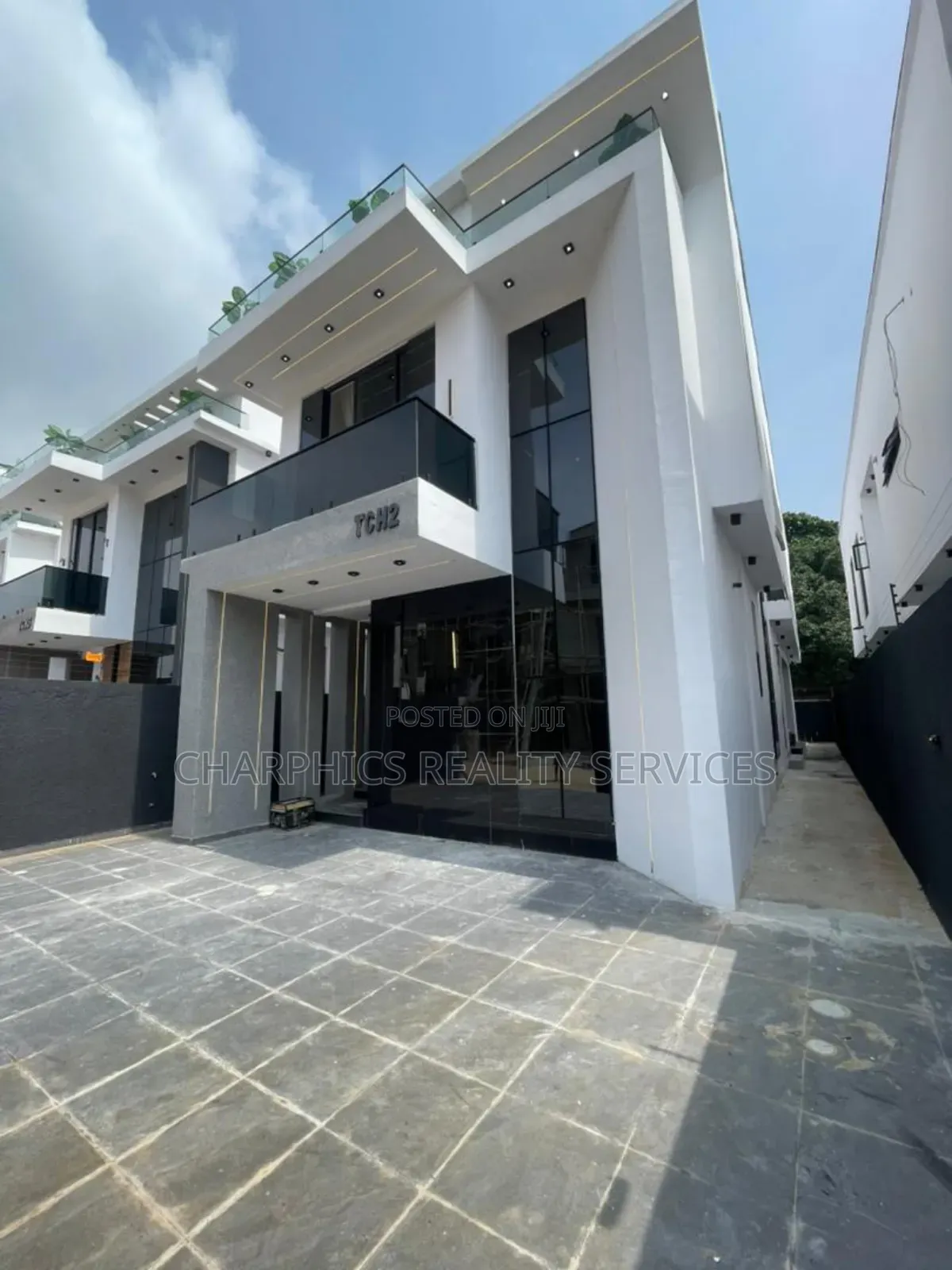 5bdrm Duplex in Chevron for sale