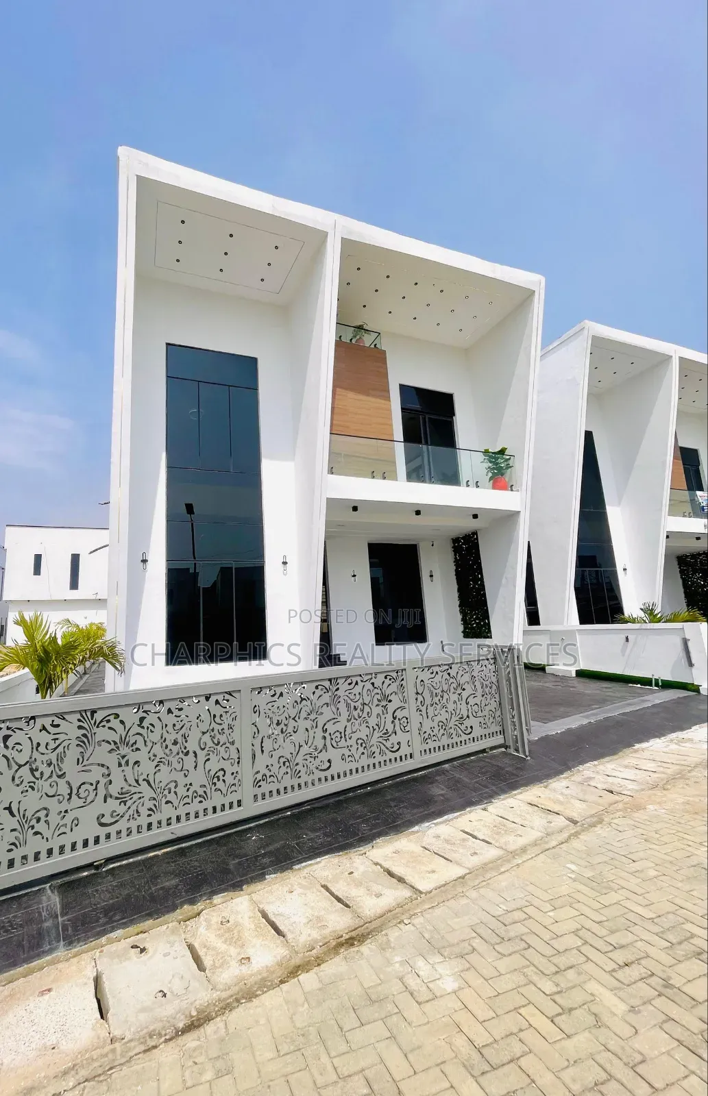 5bdrm Duplex in Chevron for sale