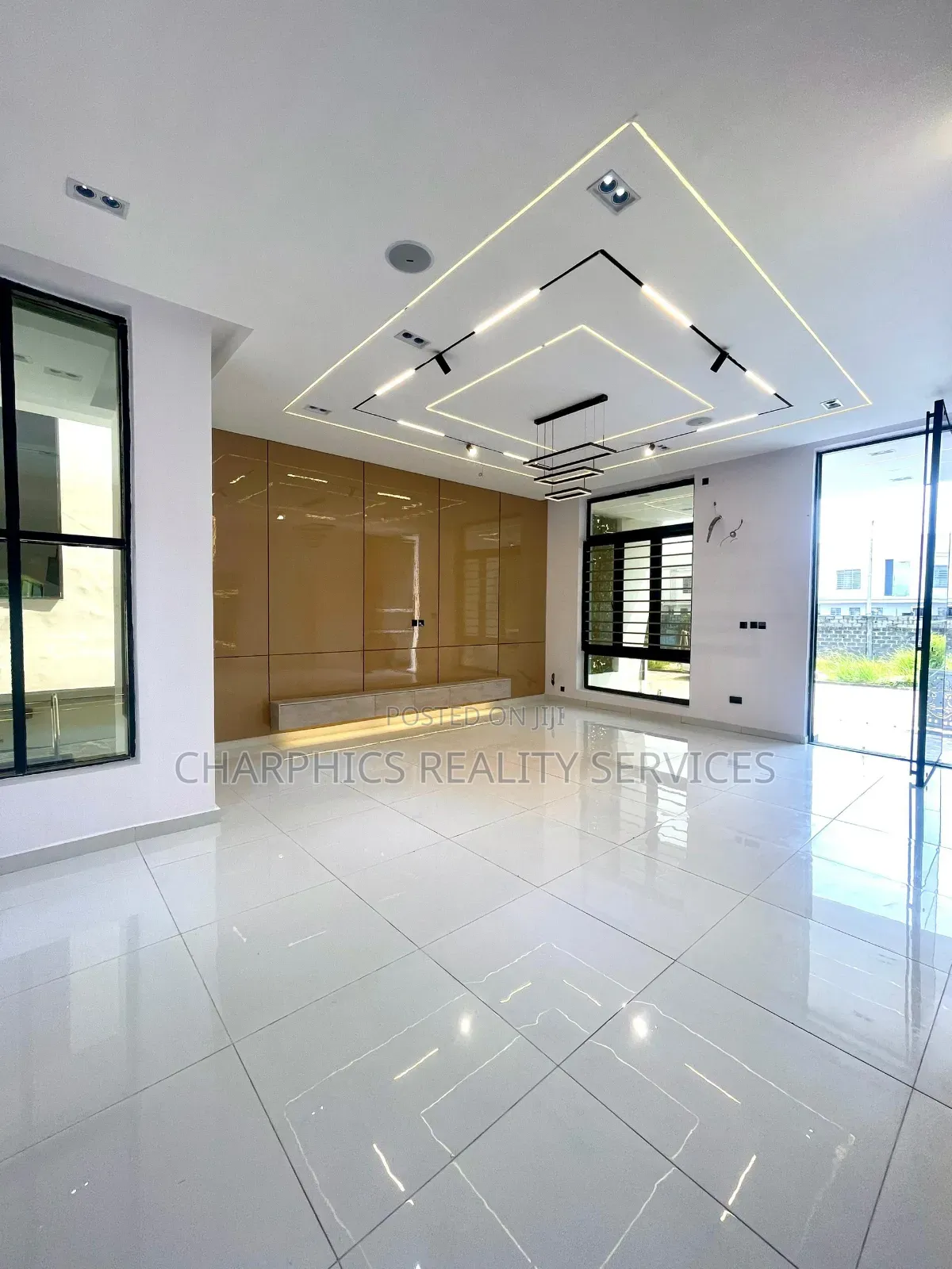 5bdrm Duplex in Chevron for sale