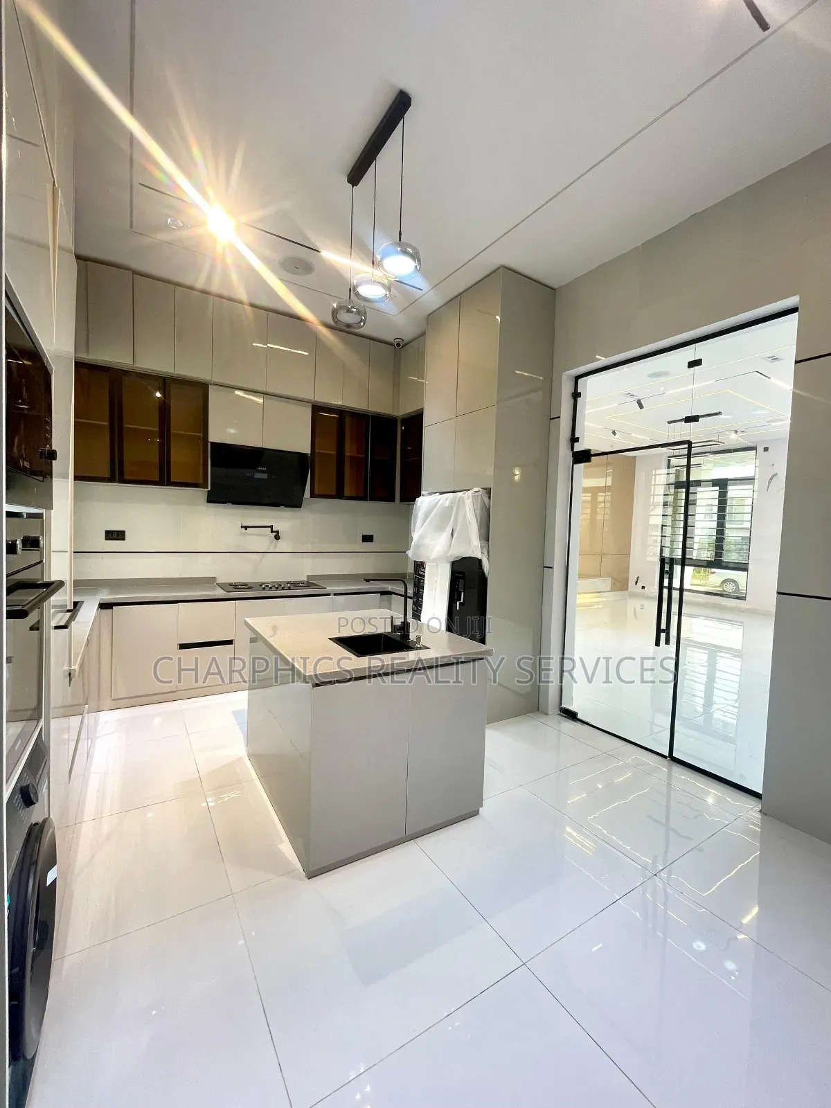 5bdrm Duplex in Chevron for sale