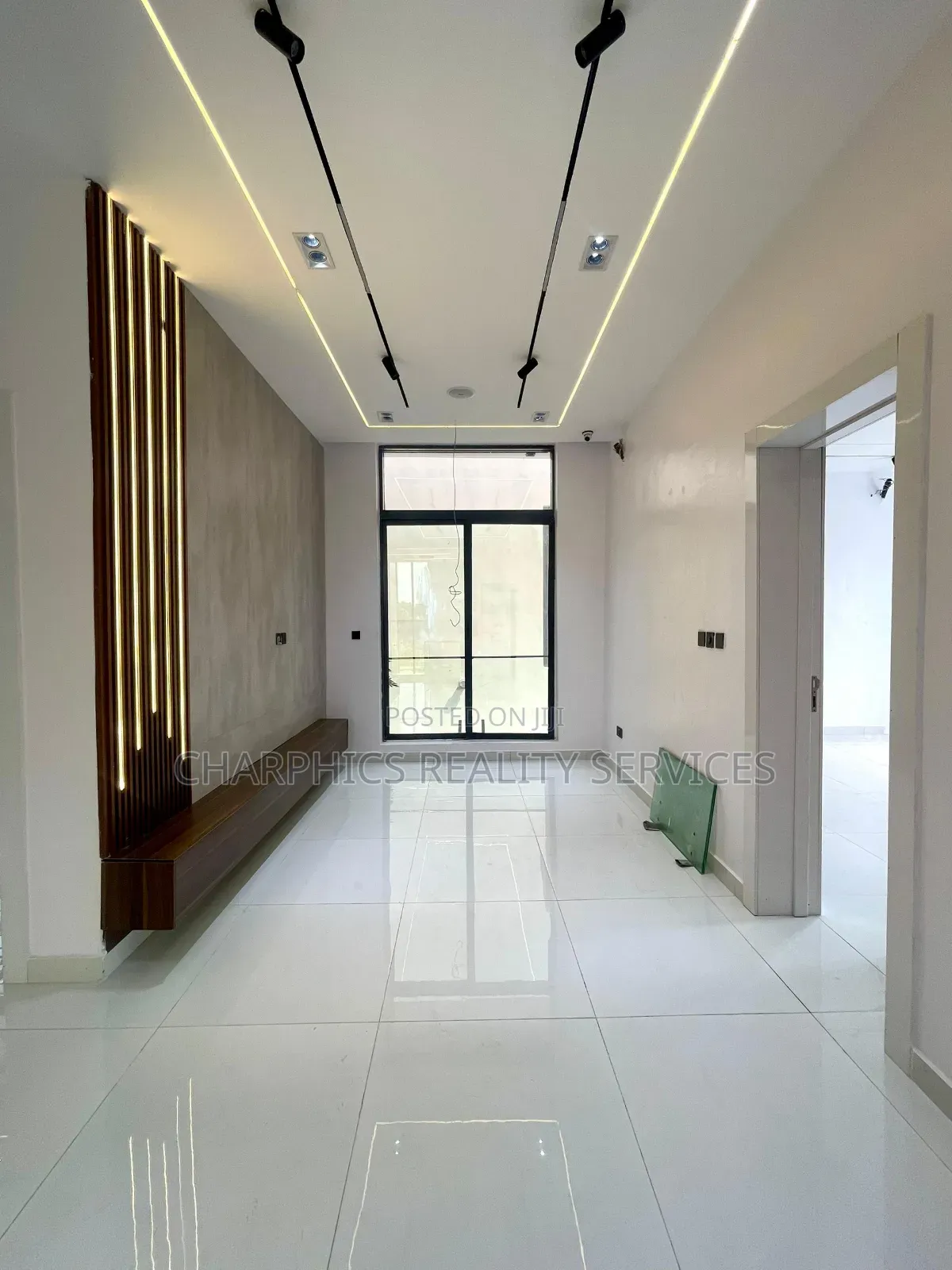 5bdrm Duplex in Chevron for sale