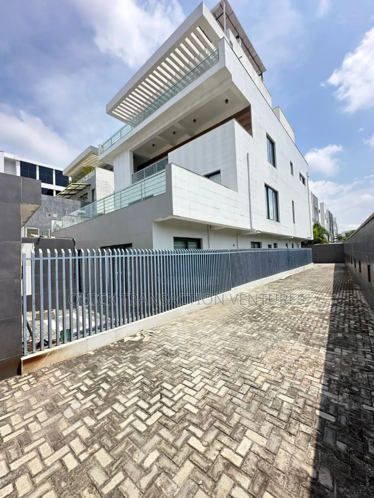 4bdrm Duplex in Garwood Estate, Chevron for sale