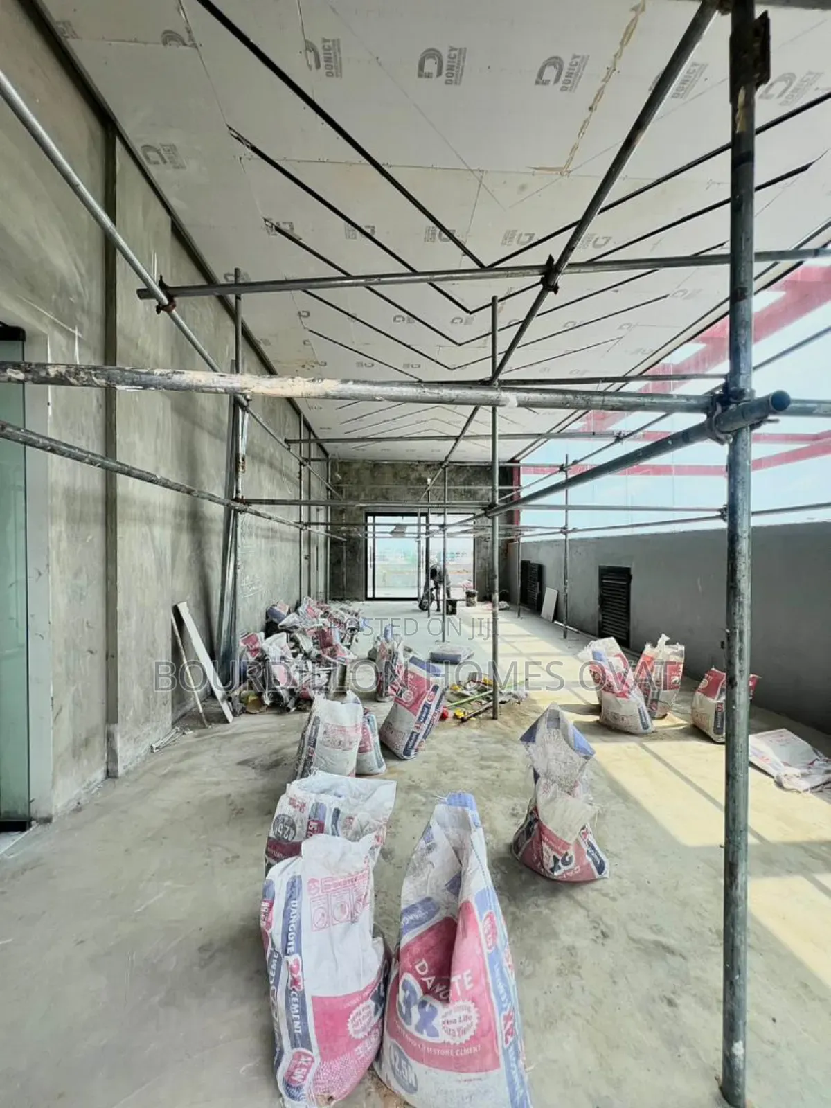 3bdrm Apartment in Lekki Phase 1 for sale