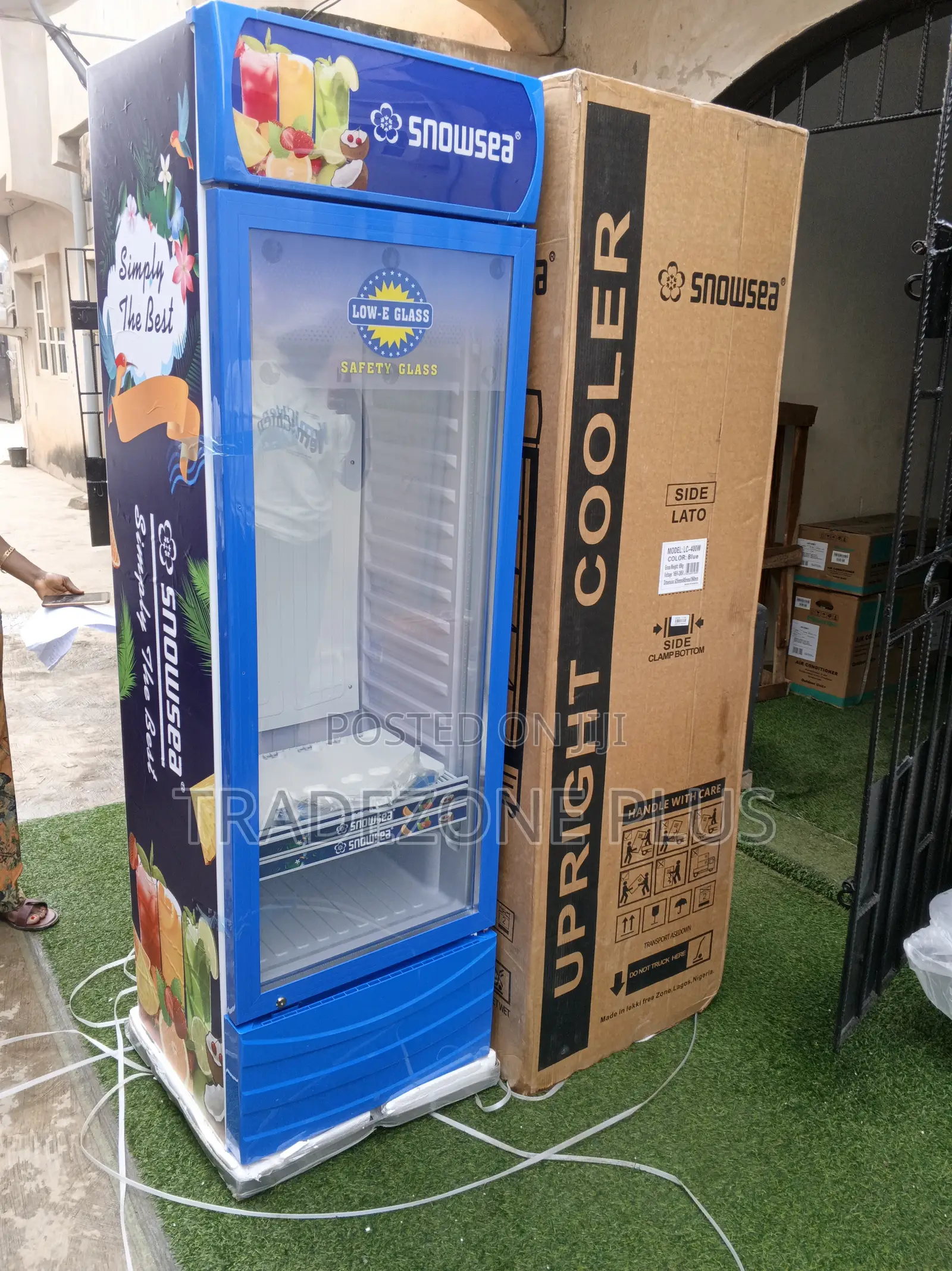 Snowsea 400l Vertical Cooler for Supermarket Display