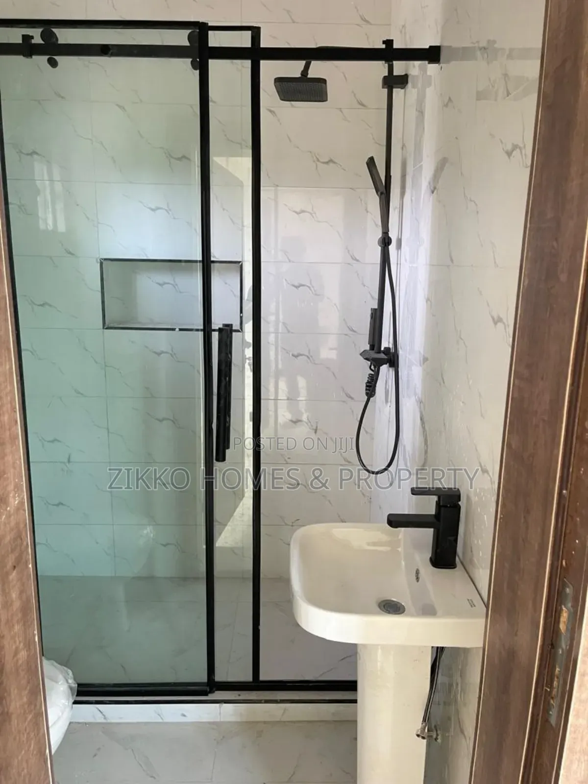 4bdrm Townhouse/Terrace in Lekki Gardans Phase for Sale