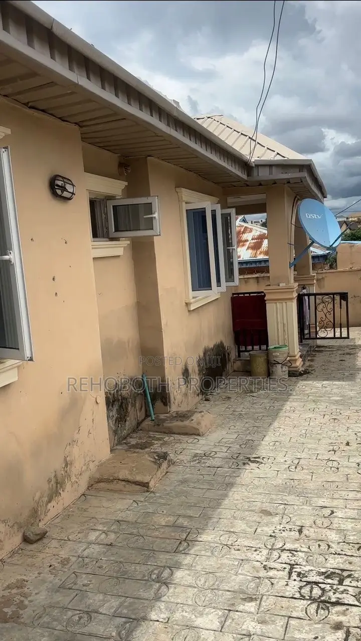 6bdrm Bungalow in Commodore Elebu, Ido for sale