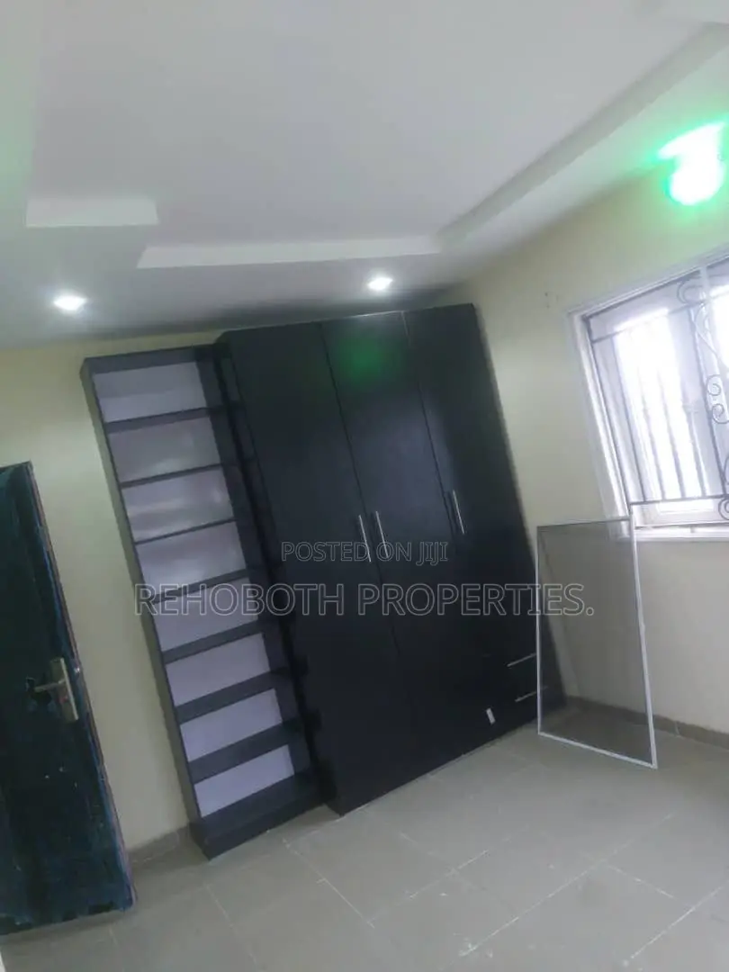 12bdrm Block of Flats in Ologede Estate, Akala Express for sale