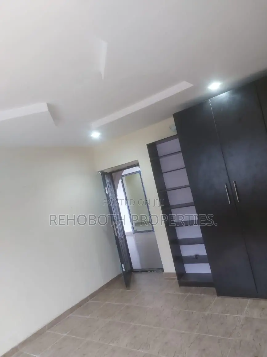 12bdrm Block of Flats in Ologede Estate, Akala Express for sale