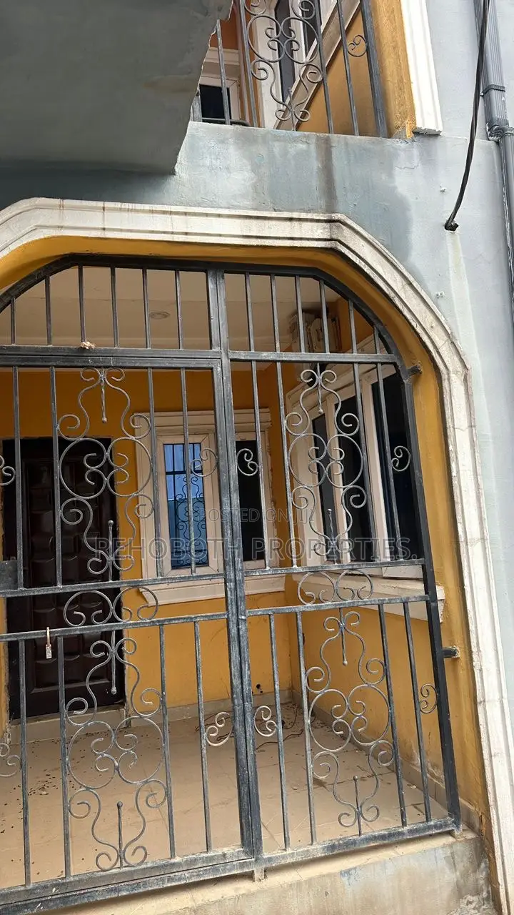 12bdrm Block of Flats in Ologede Estate, Akala Express for sale