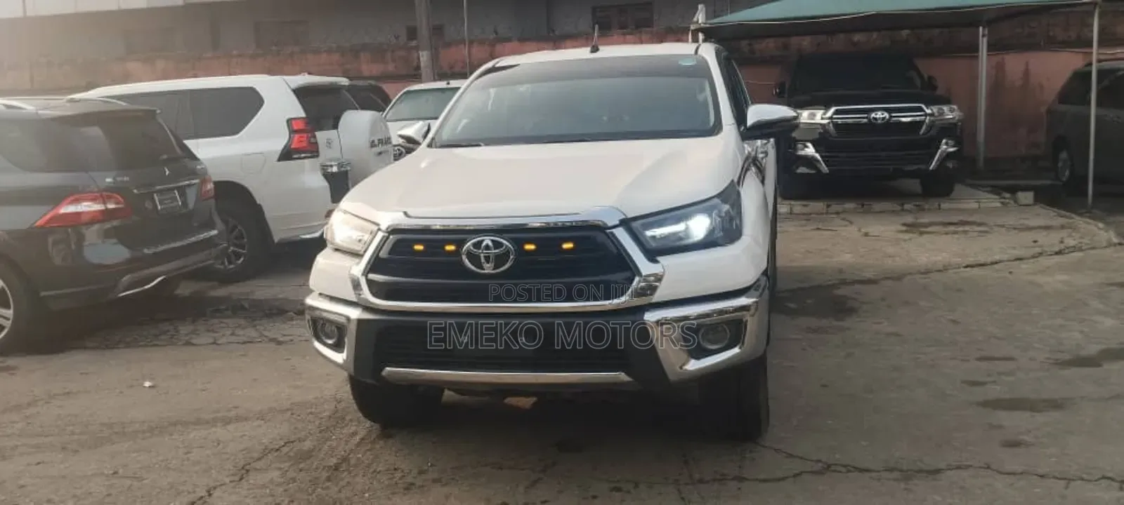 Toyota Hilux 2023 White