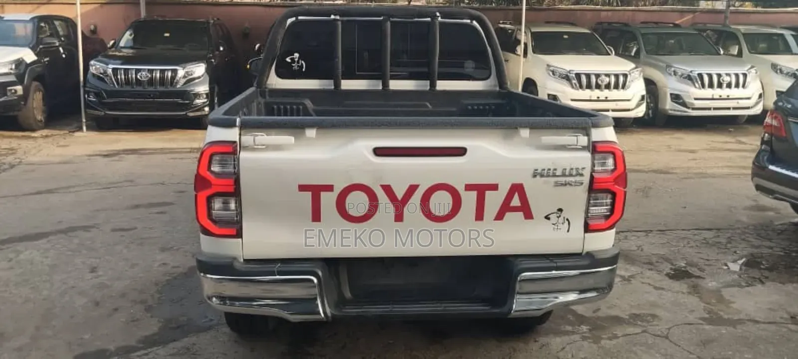 Toyota Hilux 2023 White