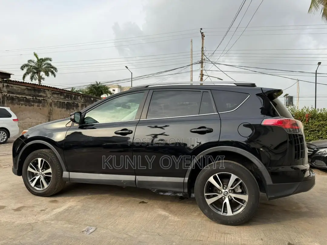 Toyota RAV4 XLE 4dr SUV (2.5L 4cyl 6A) 2018 Black