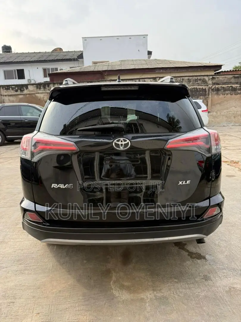 Toyota RAV4 XLE 4dr SUV (2.5L 4cyl 6A) 2018 Black