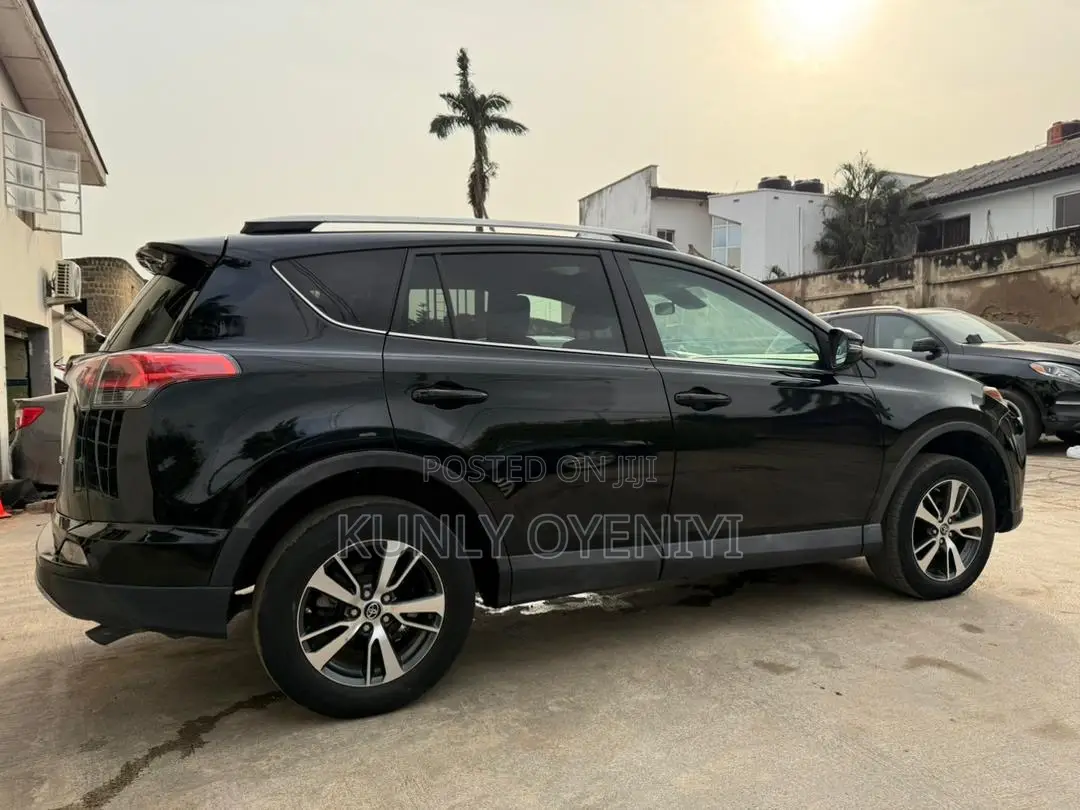 Toyota RAV4 XLE 4dr SUV (2.5L 4cyl 6A) 2018 Black