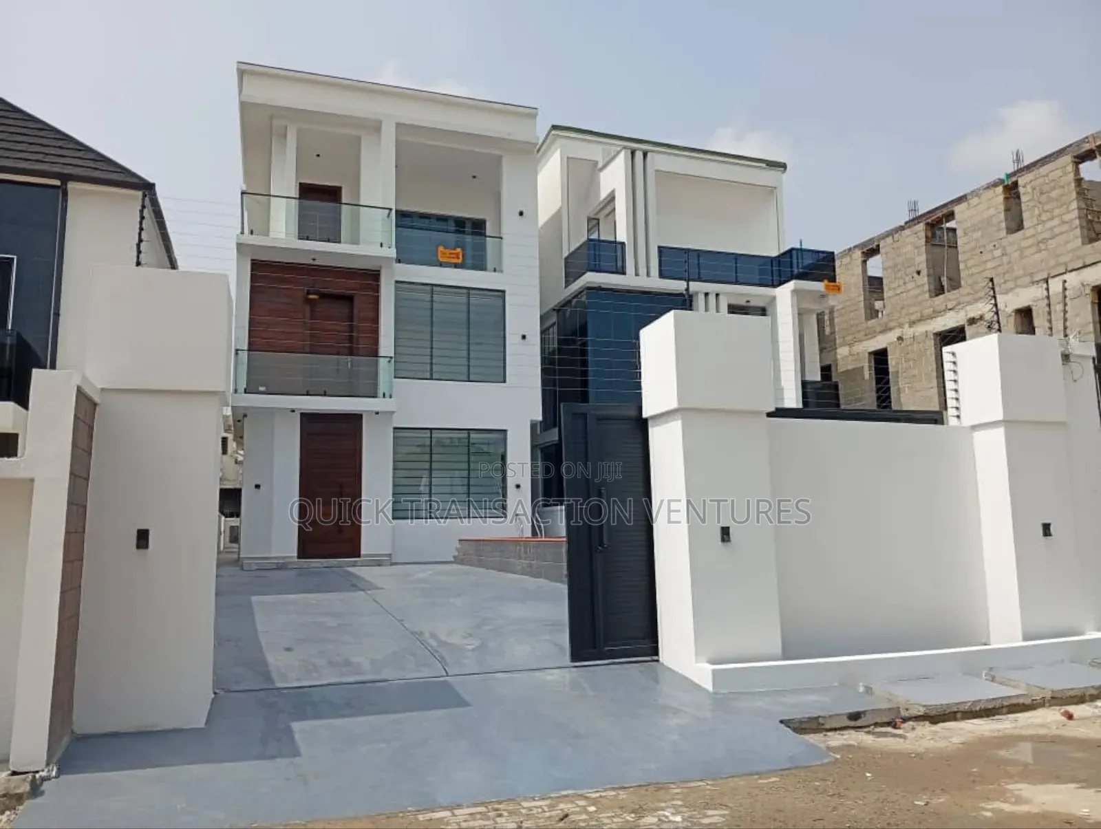 4bdrm Duplex in Chevron for sale