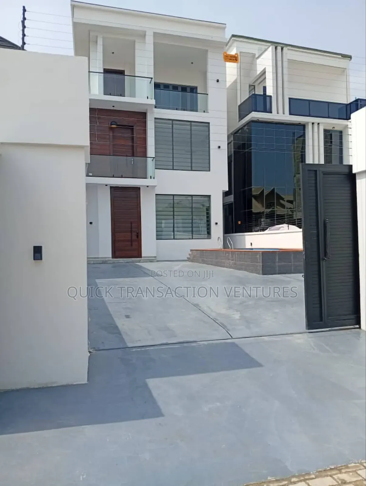 4bdrm Duplex in Chevron for sale