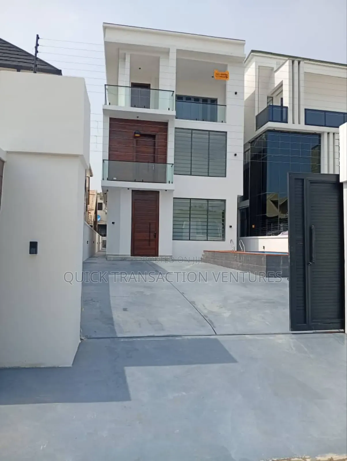 4bdrm Duplex in Chevron for sale