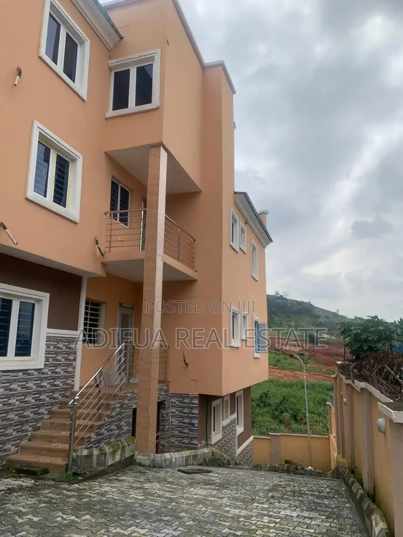 20bdrm Apartment in Adifua Realestate, Dawaki for sale