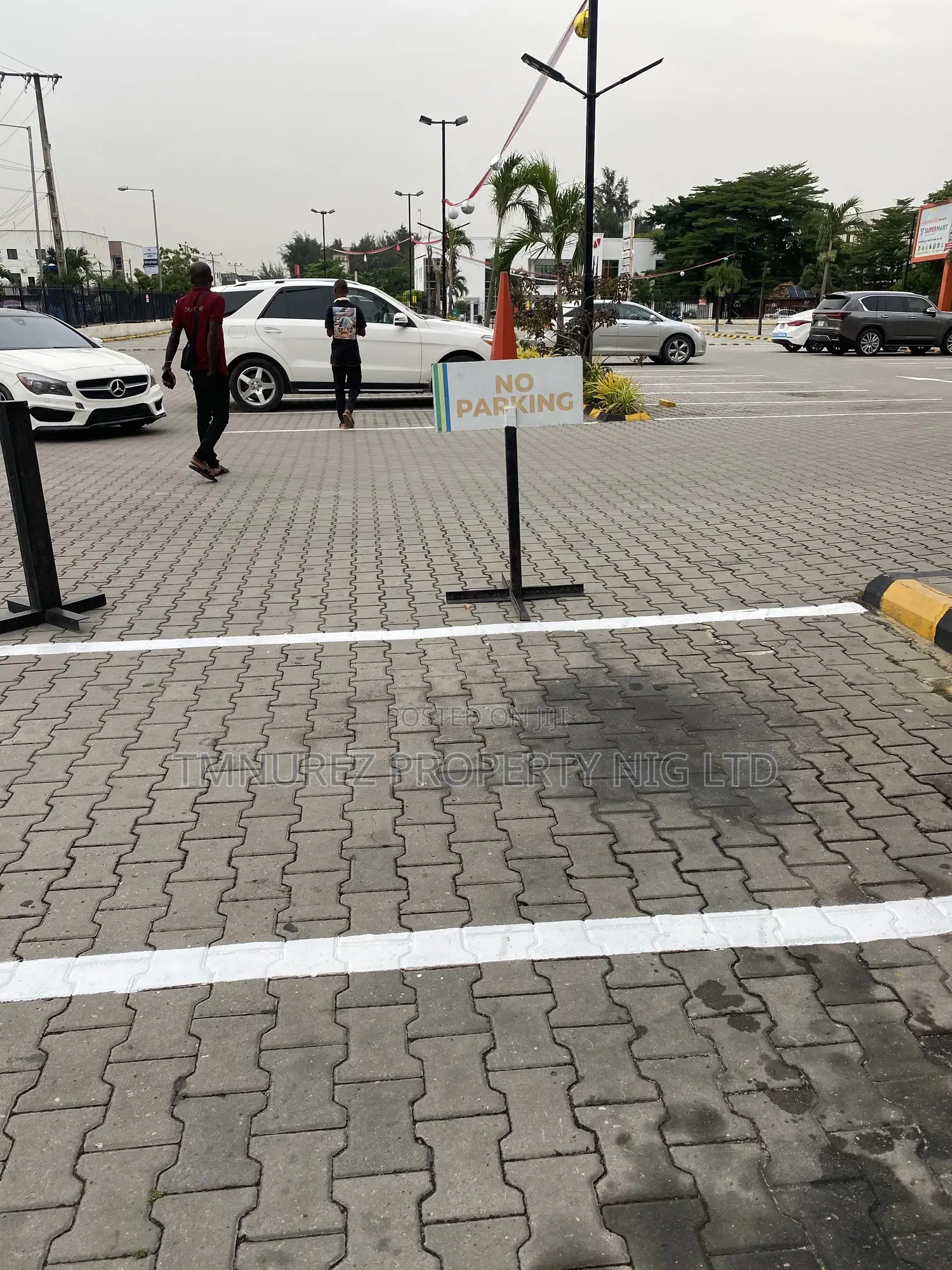 Shop Showroom for Rent at Chevron
