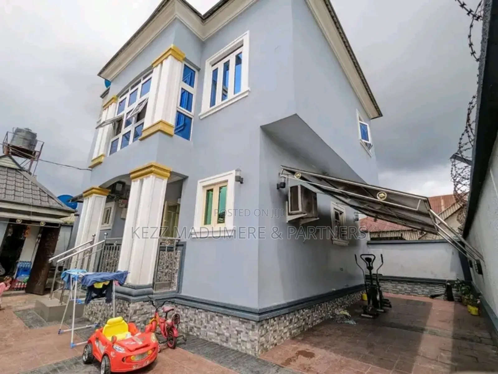 5bdrm Block of Flats in Akpa Ube Off Ibb for sale